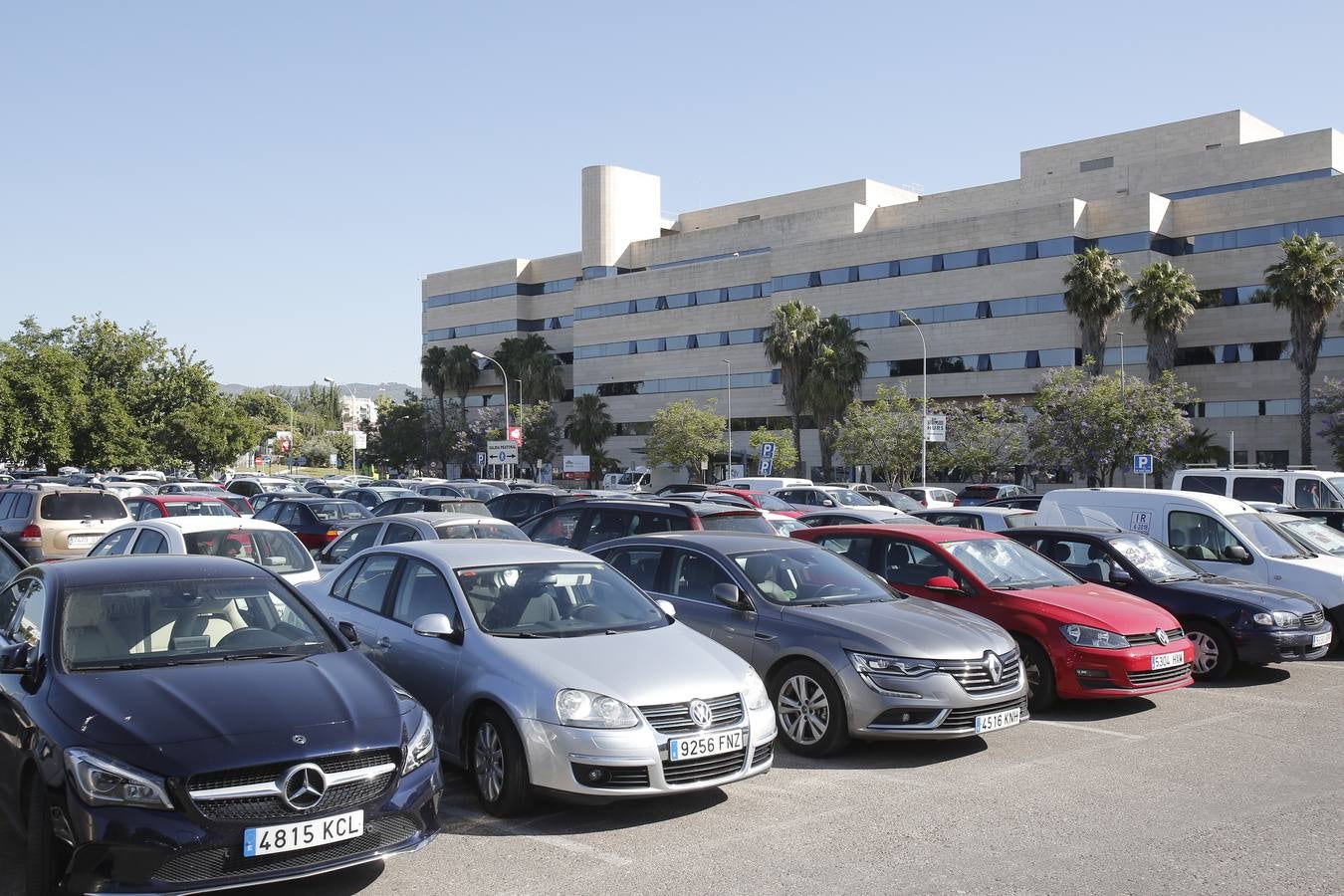 Así están los aparcamientos del hospital Reina Sofía de Córdoba, en imágenes