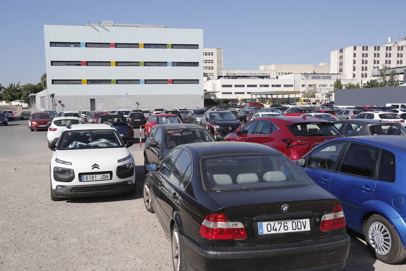 Así están los aparcamientos del hospital Reina Sofía de Córdoba, en imágenes