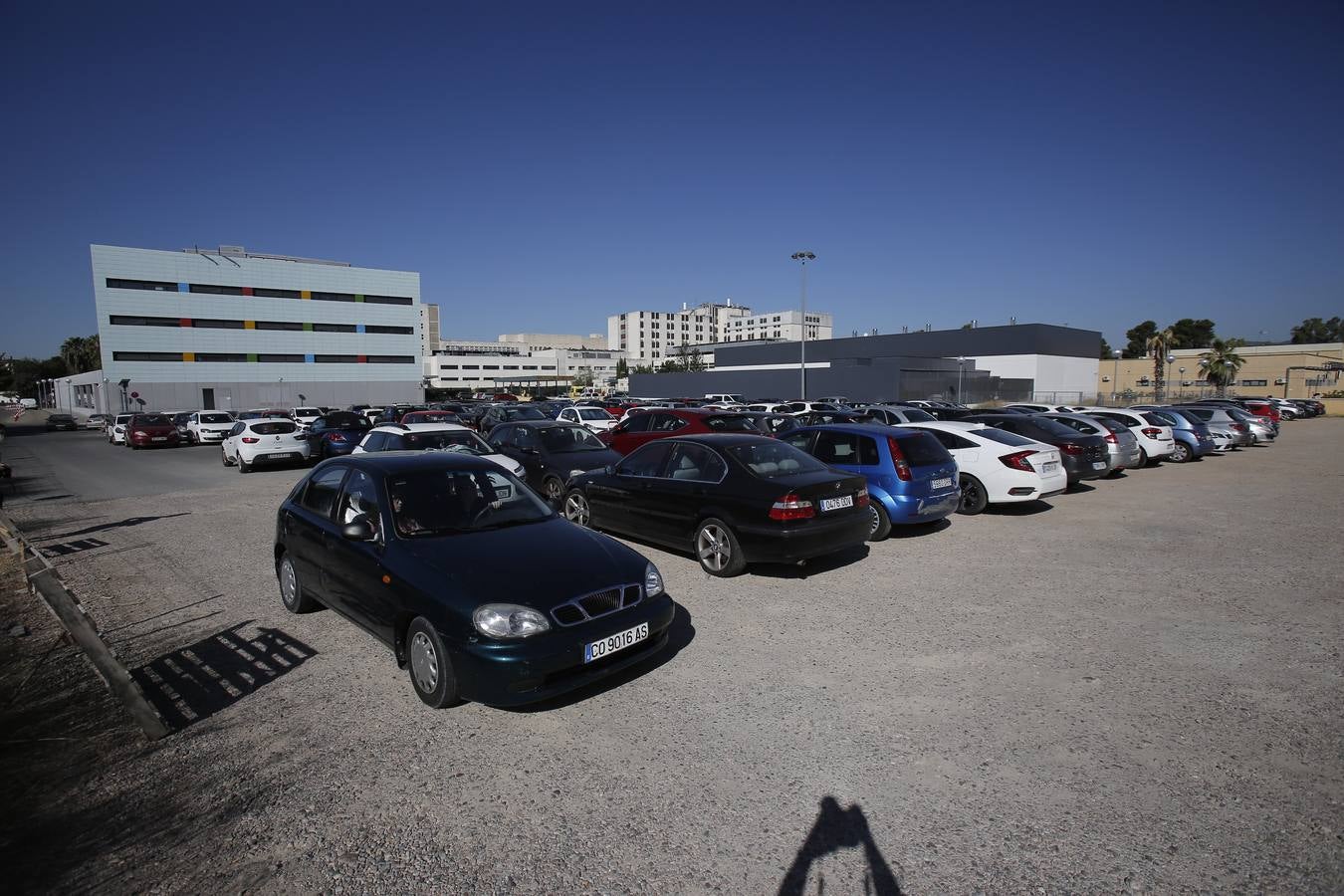 Así están los aparcamientos del hospital Reina Sofía de Córdoba, en imágenes