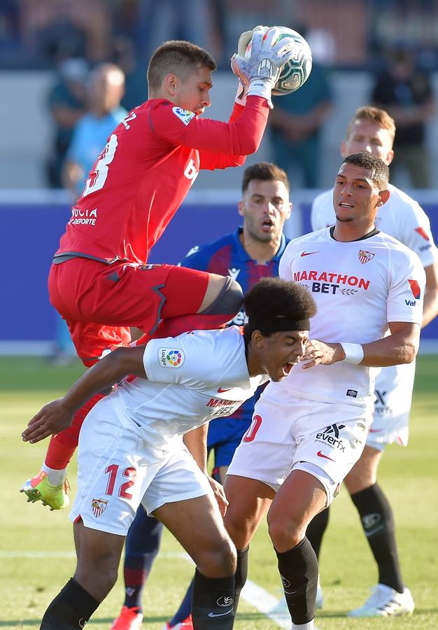 El partido Levante-Sevilla, en imágenes