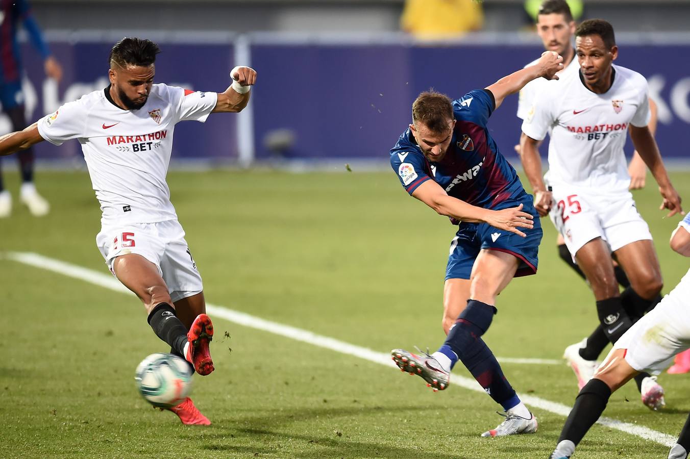 El partido Levante-Sevilla, en imágenes