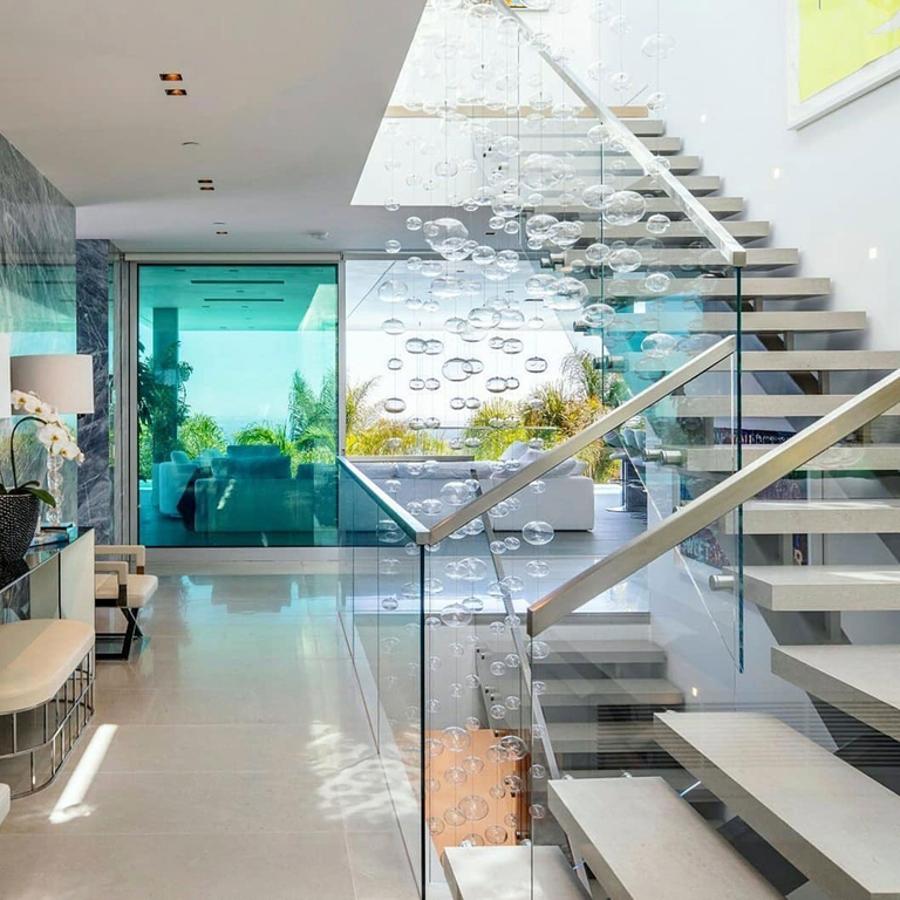 Todo tipo de comodidades. Tampoco falta un gimnasio completamente equipado, simulador de golf, pista de tenis, billar, sala de cine, bodega y sala de fumadores.