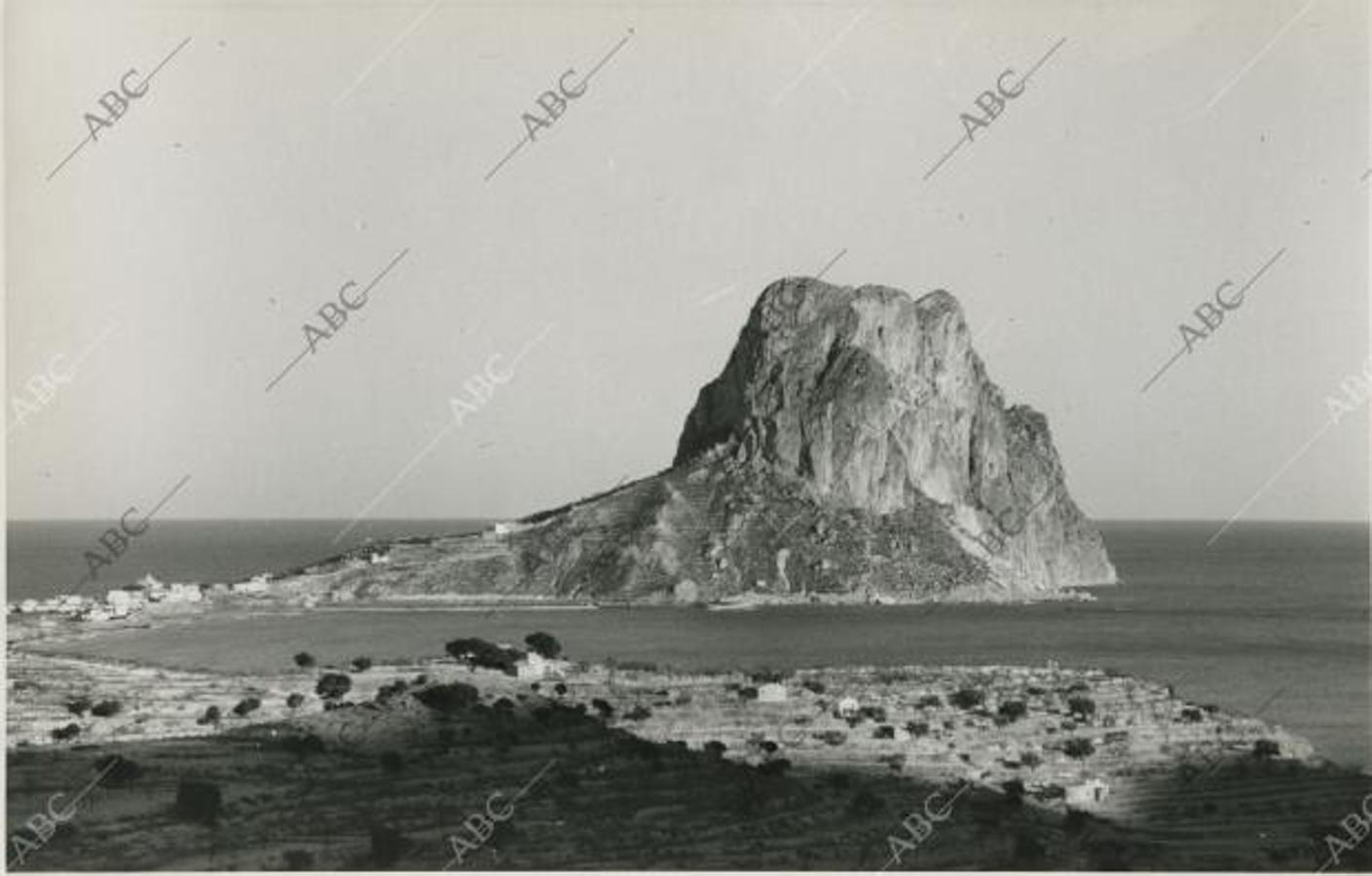 Calpe (Alicante), 1945 (CA.). Vista del peñón de Ifach desde las inmediaciones de Calpe. 