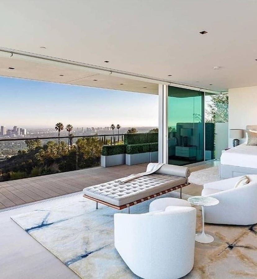 Suites ultra confortables. Aunque no se sabe cuántos dormitorios posee, lo que sí que se puede apreciar es que son de tipo suite con grandes balcones y una decoración vanguardista.