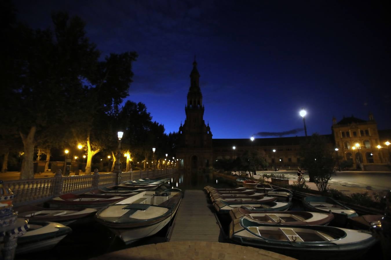 En imágenes, la Plaza España, sin iluminación durante el estado de alarma