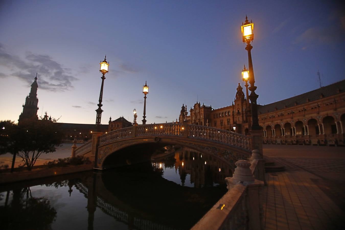 En imágenes, la Plaza España, sin iluminación durante el estado de alarma