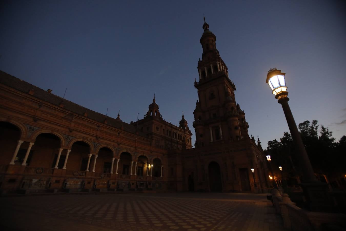 En imágenes, la Plaza España, sin iluminación durante el estado de alarma