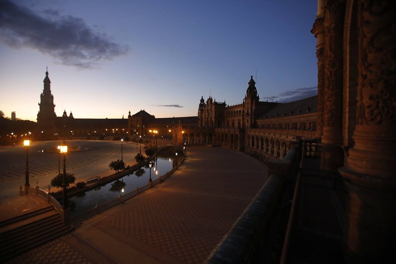 En imágenes, la Plaza España, sin iluminación durante el estado de alarma