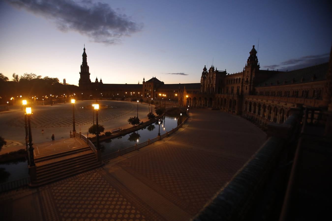 En imágenes, la Plaza España, sin iluminación durante el estado de alarma