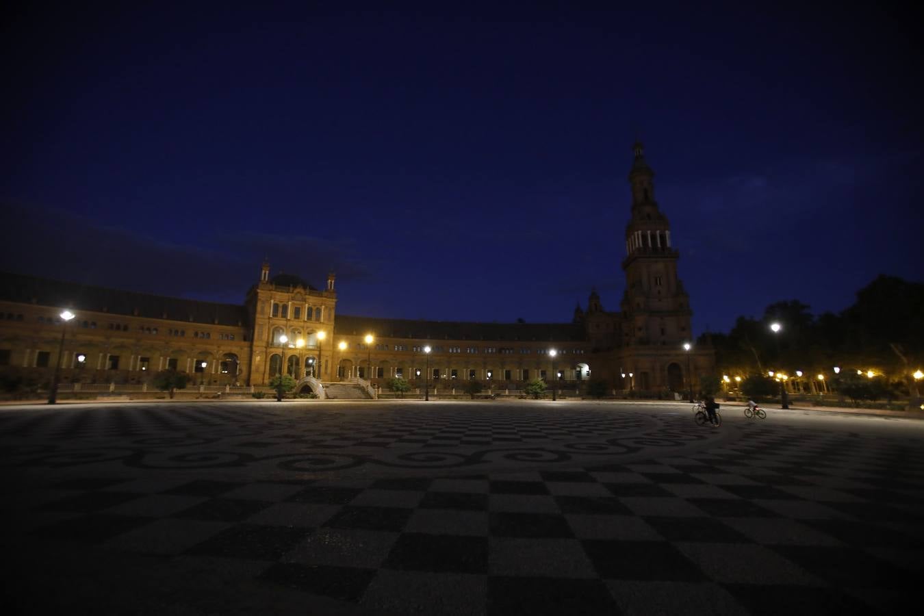 En imágenes, la Plaza España, sin iluminación durante el estado de alarma