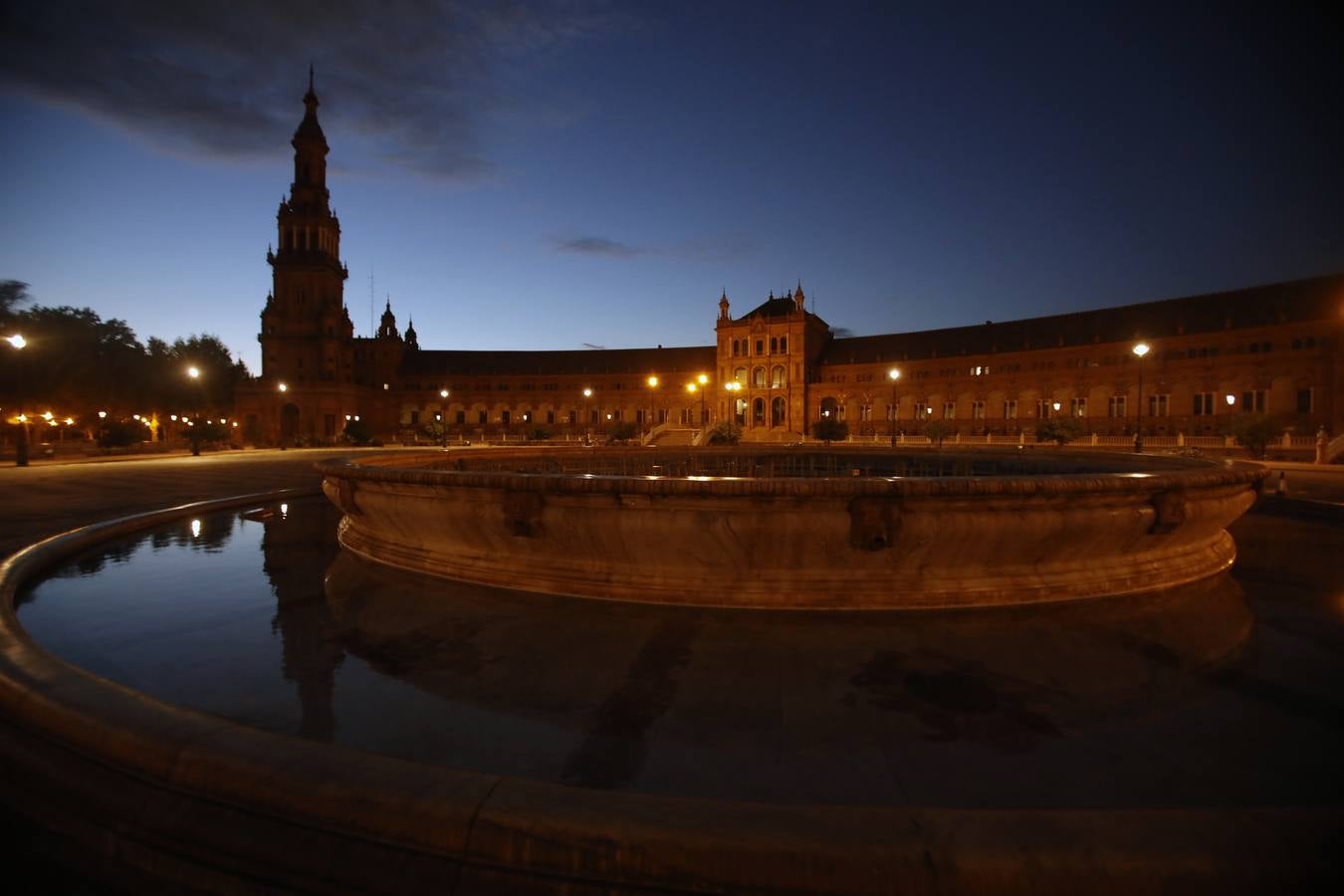 En imágenes, la Plaza España, sin iluminación durante el estado de alarma