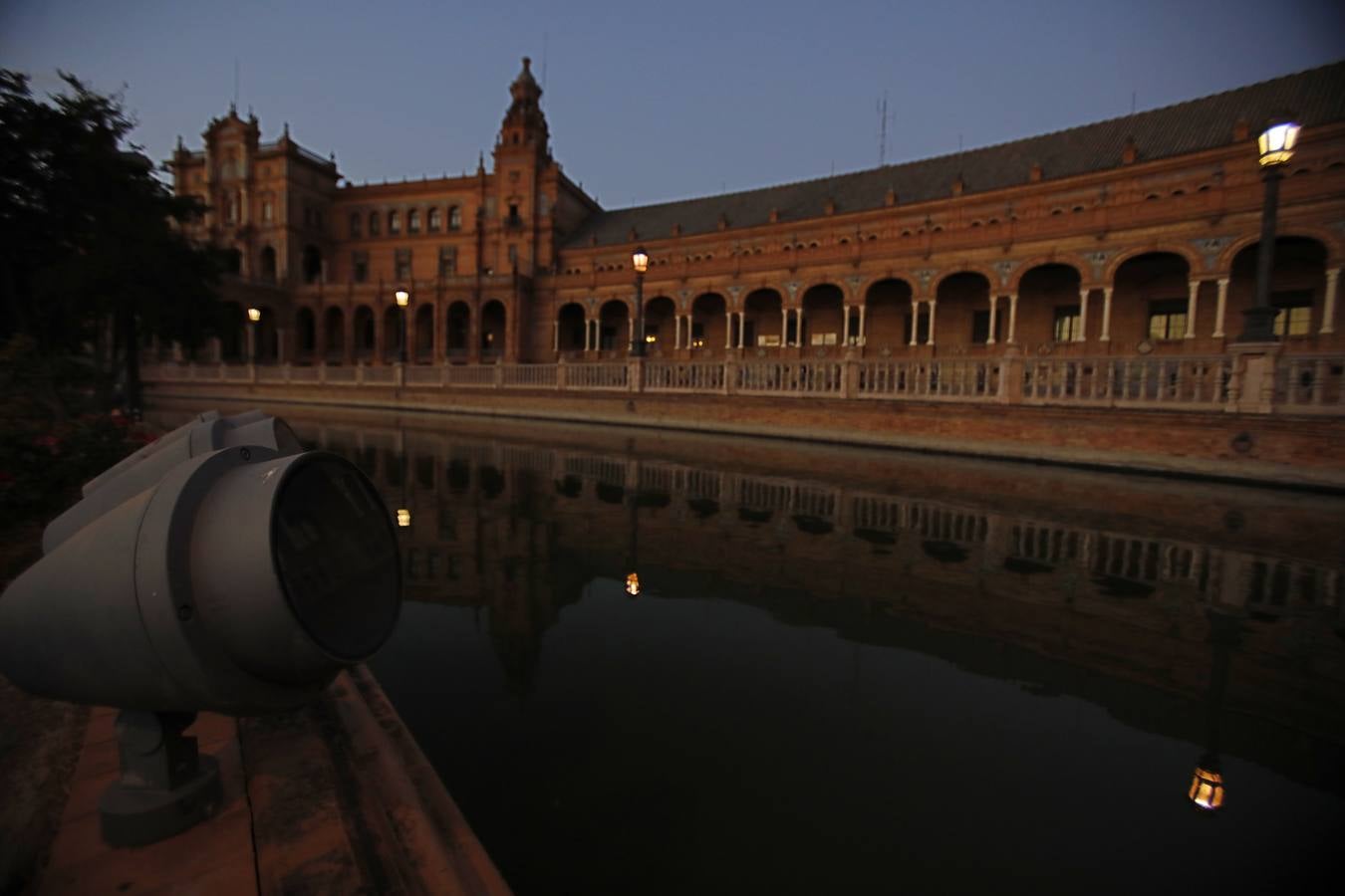 En imágenes, la Plaza España, sin iluminación durante el estado de alarma