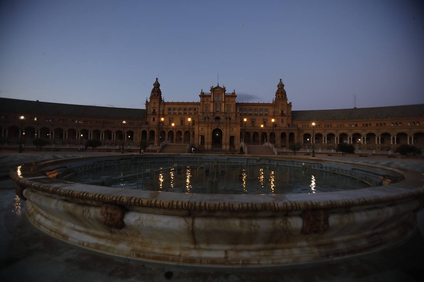 En imágenes, la Plaza España, sin iluminación durante el estado de alarma