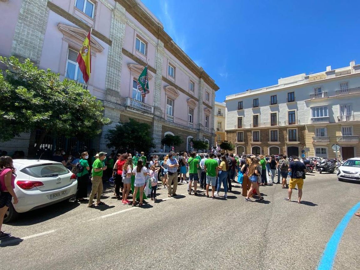 Fotos: El cierre del colegio la Institución, entre protestas