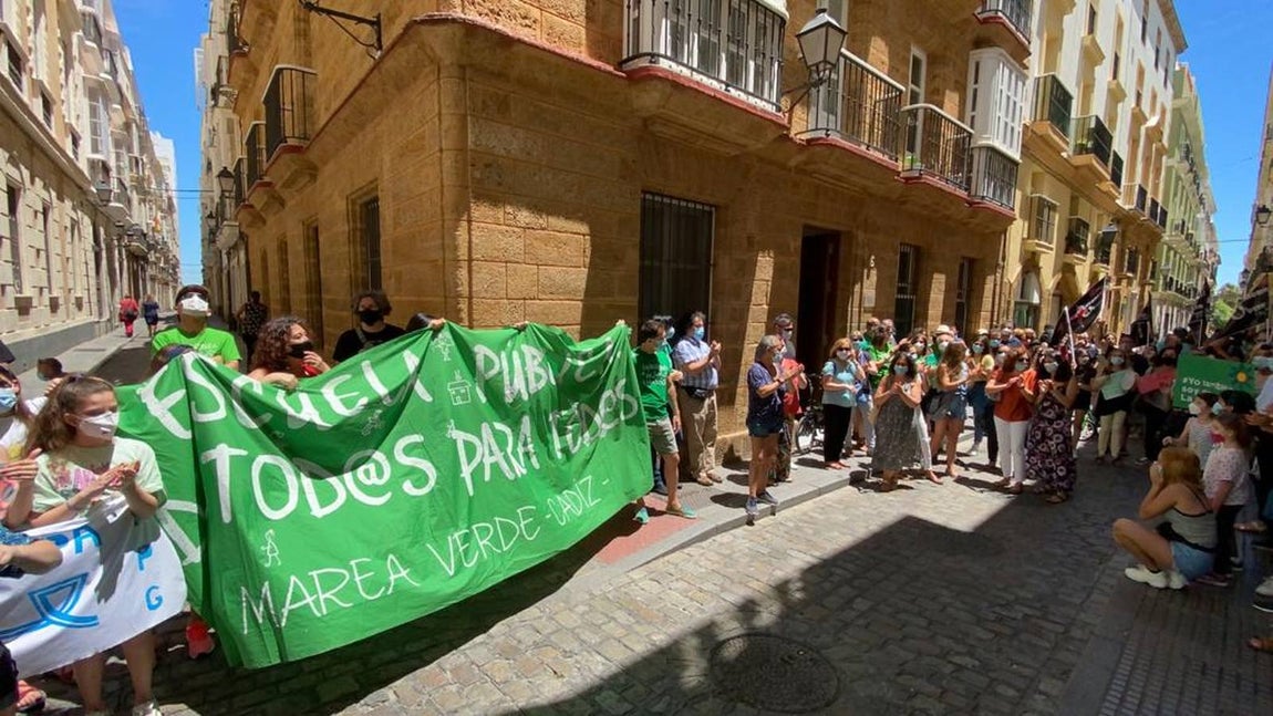 Fotos: El cierre del colegio la Institución, entre protestas
