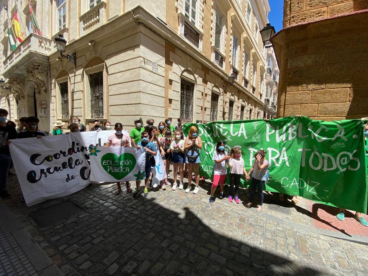 Fotos: El cierre del colegio la Institución, entre protestas