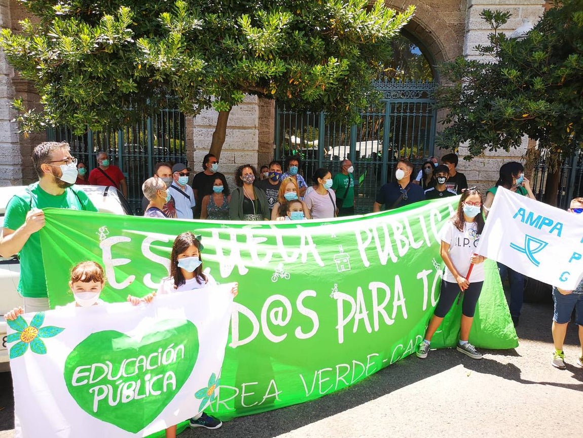 Fotos: El cierre del colegio la Institución, entre protestas