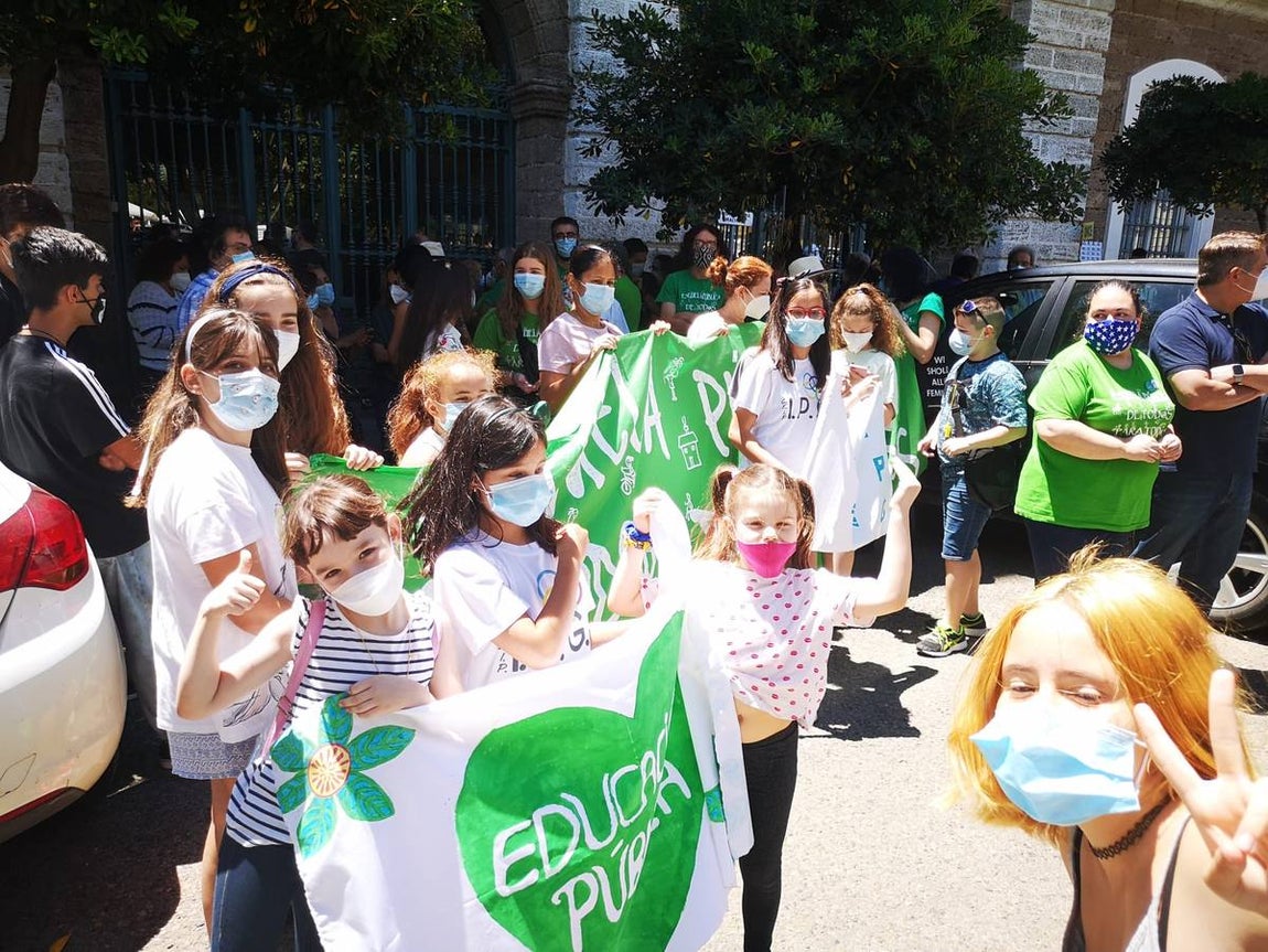 Fotos: El cierre del colegio la Institución, entre protestas