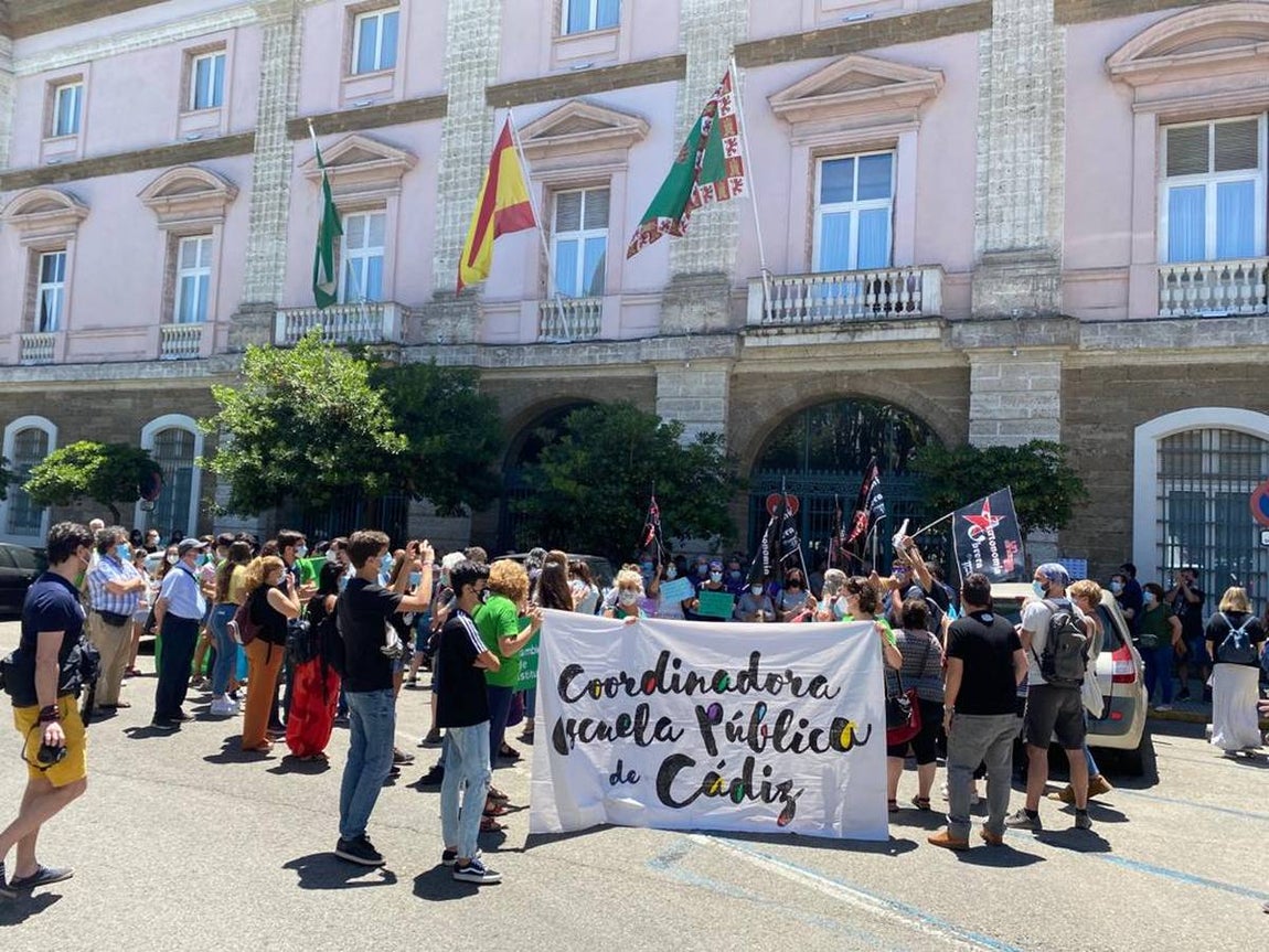 Fotos: El cierre del colegio la Institución, entre protestas