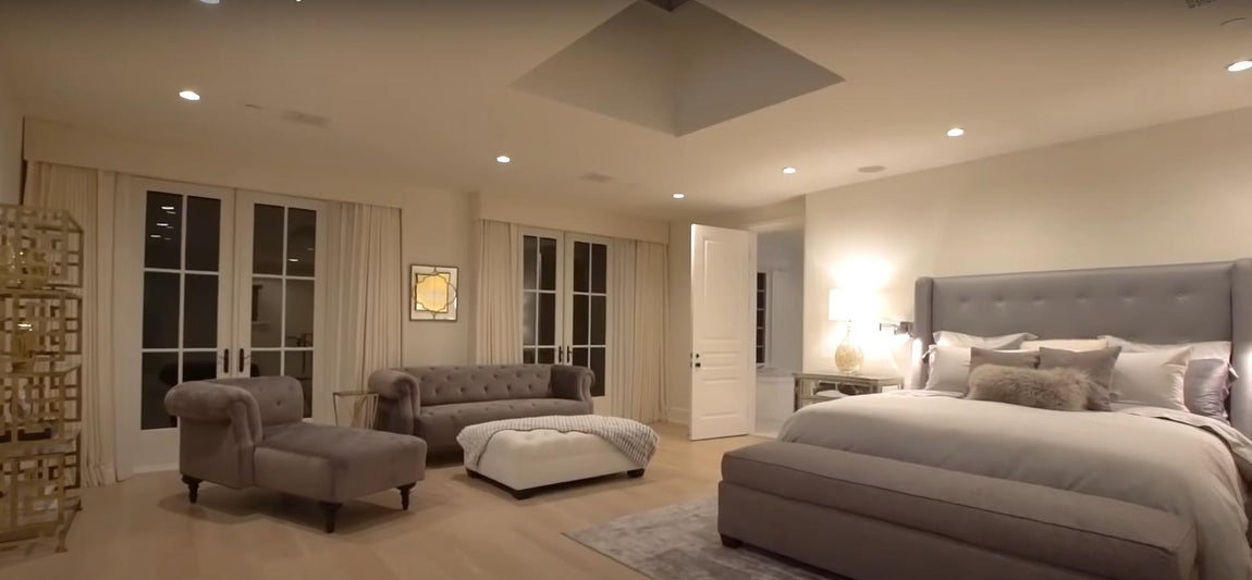 Dormitorios amplios. En cuanto a los dormitorios, posee 8 de tipo suite y 14 cuartos de baño, todos ellos con amplios ventanales y grandes camas además de vestidor.