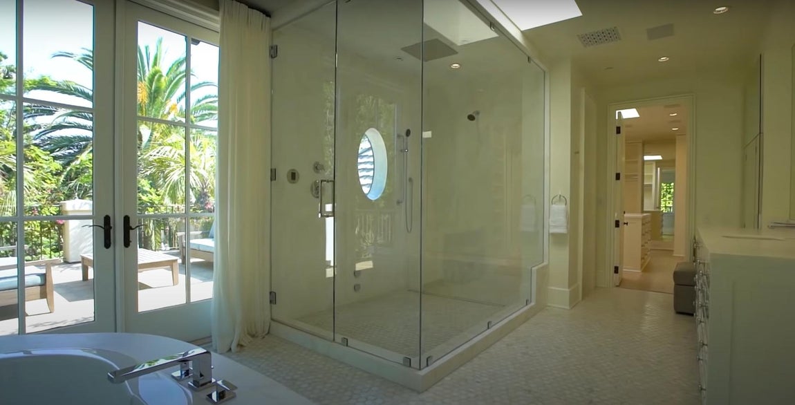 Más de 14 baños. Los baños también incluyen todo tipo de comodidades, los de las habitaciones tienen jacuzzi y amplias duchas, perfectos para que se relajen en ellos.