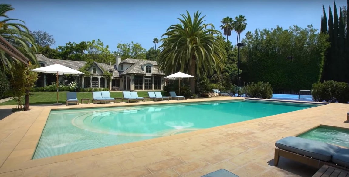 Una parcela de 4.000 metros cuadrados. Los jardines son uno de los puntos fuertes, donde no falta una majestuosa piscina y un pequeño jacuzzi en uno de los laterales. Como puede apreciarse en la imagen, comunica con la pista de tenis y posee una extensa vegetación.