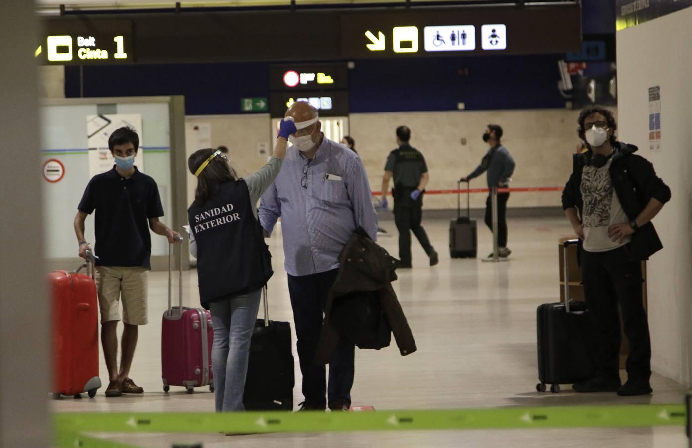 En imágenes, llegada del primer vuelo internacional a Sevilla después de tres meses