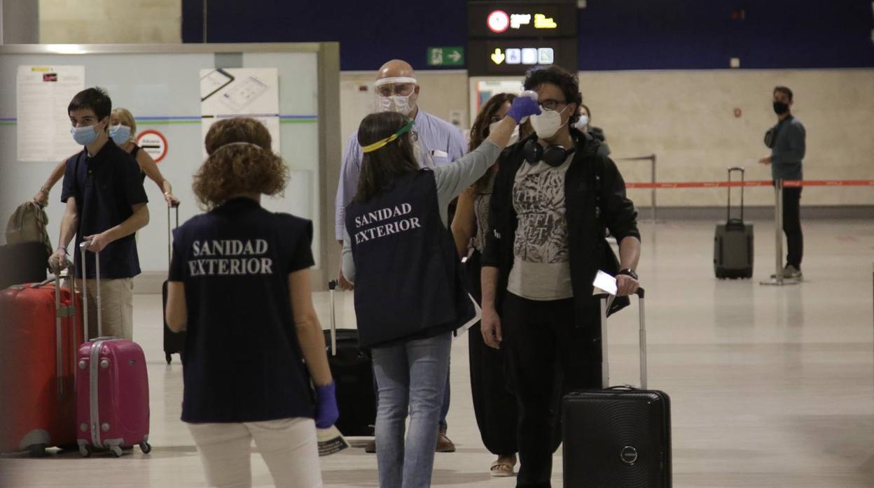 En imágenes, llegada del primer vuelo internacional a Sevilla después de tres meses