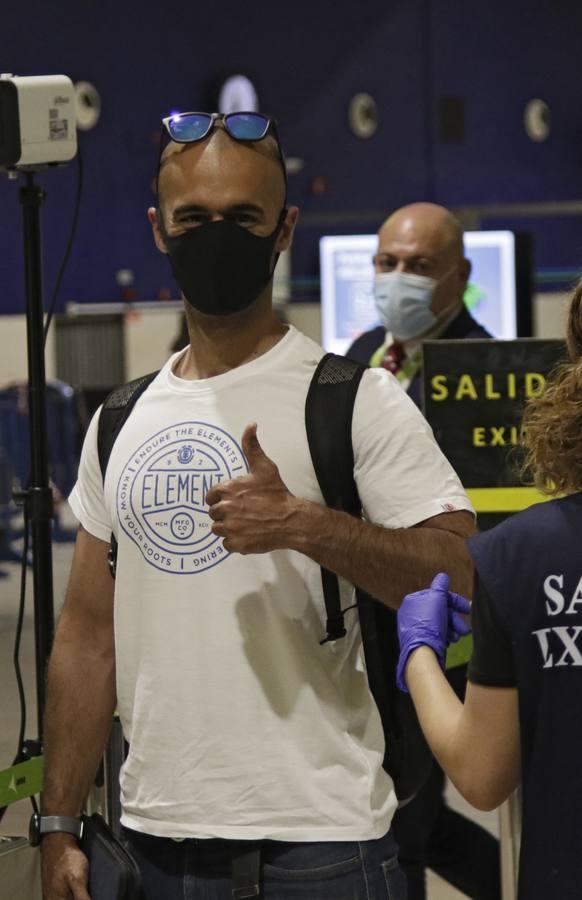 En imágenes, llegada del primer vuelo internacional a Sevilla después de tres meses