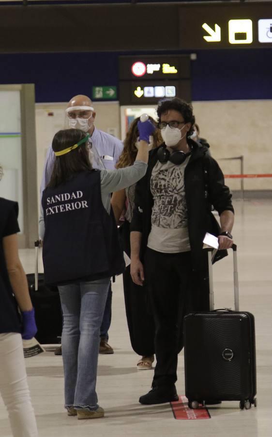 En imágenes, llegada del primer vuelo internacional a Sevilla después de tres meses