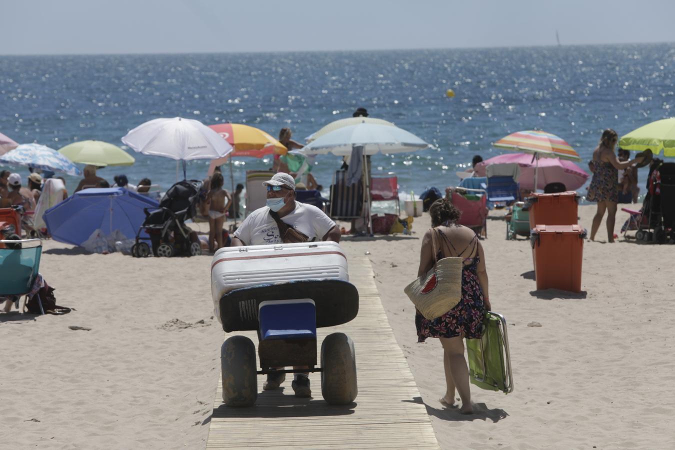 FOTOS: Cádiz se despide del Estado de Alarma disfrutando de sus playas