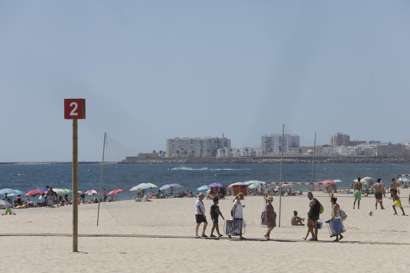 FOTOS: Cádiz se despide del Estado de Alarma disfrutando de sus playas