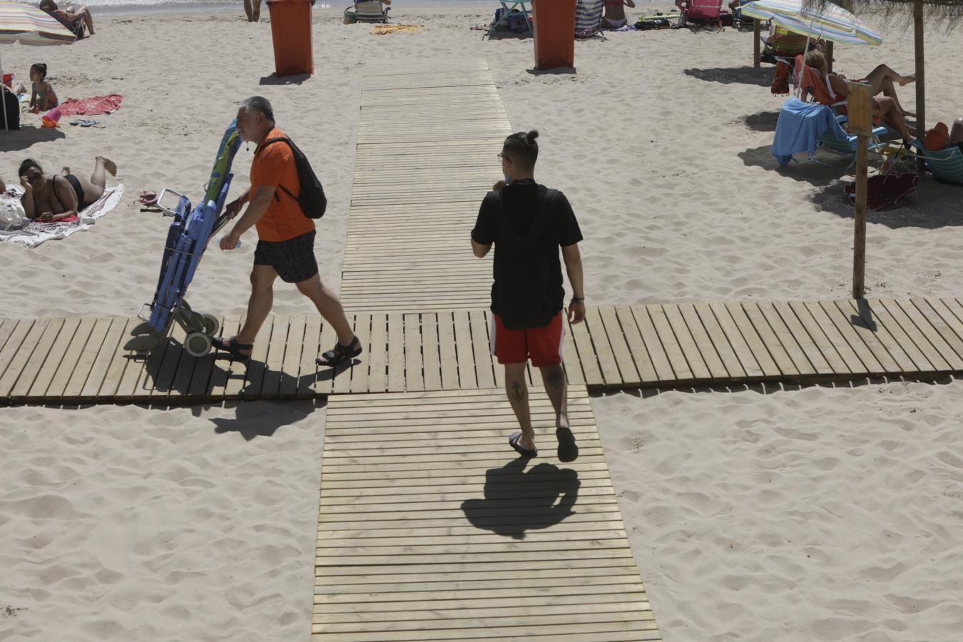 FOTOS: Cádiz se despide del Estado de Alarma disfrutando de sus playas