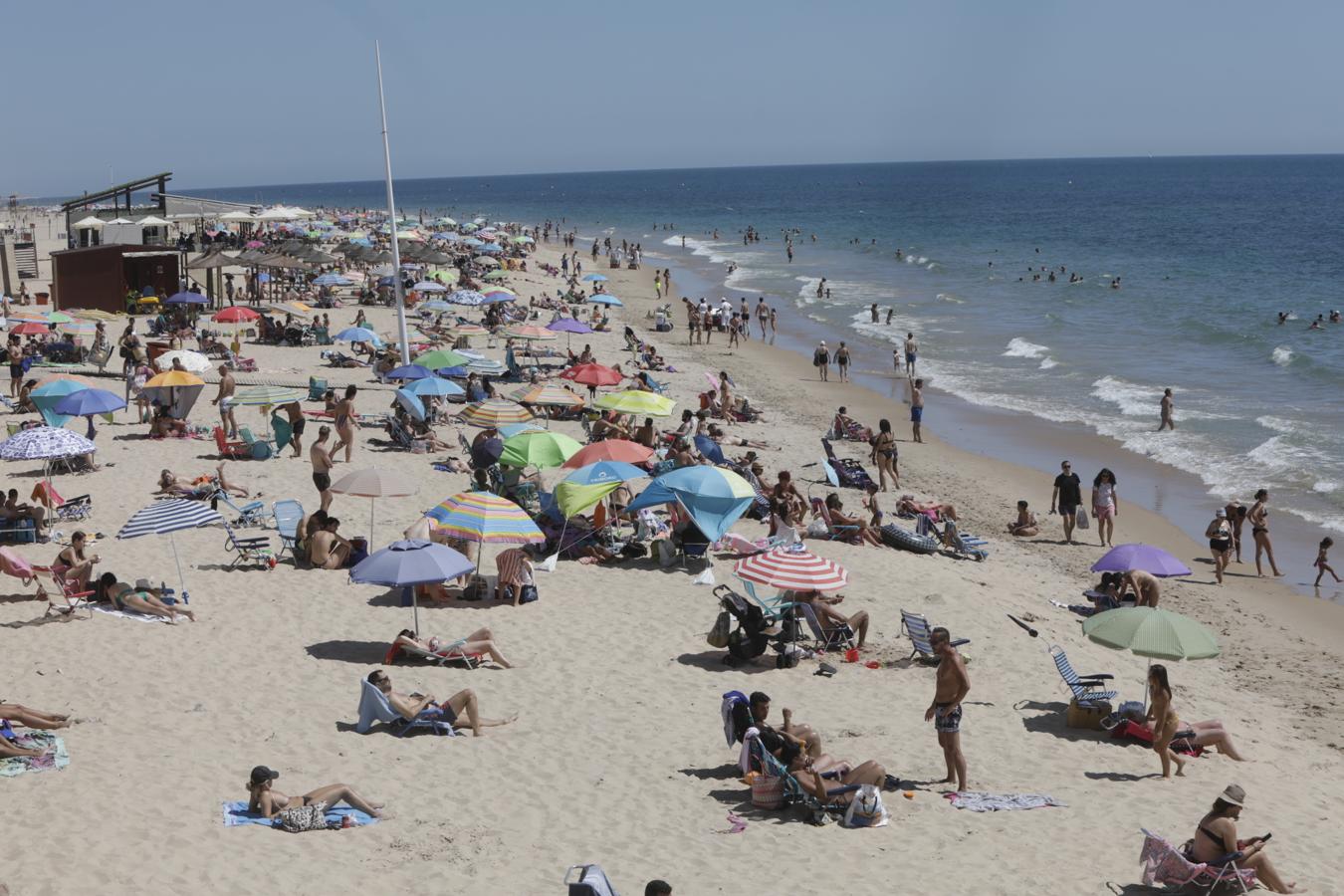 FOTOS: Cádiz se despide del Estado de Alarma disfrutando de sus playas