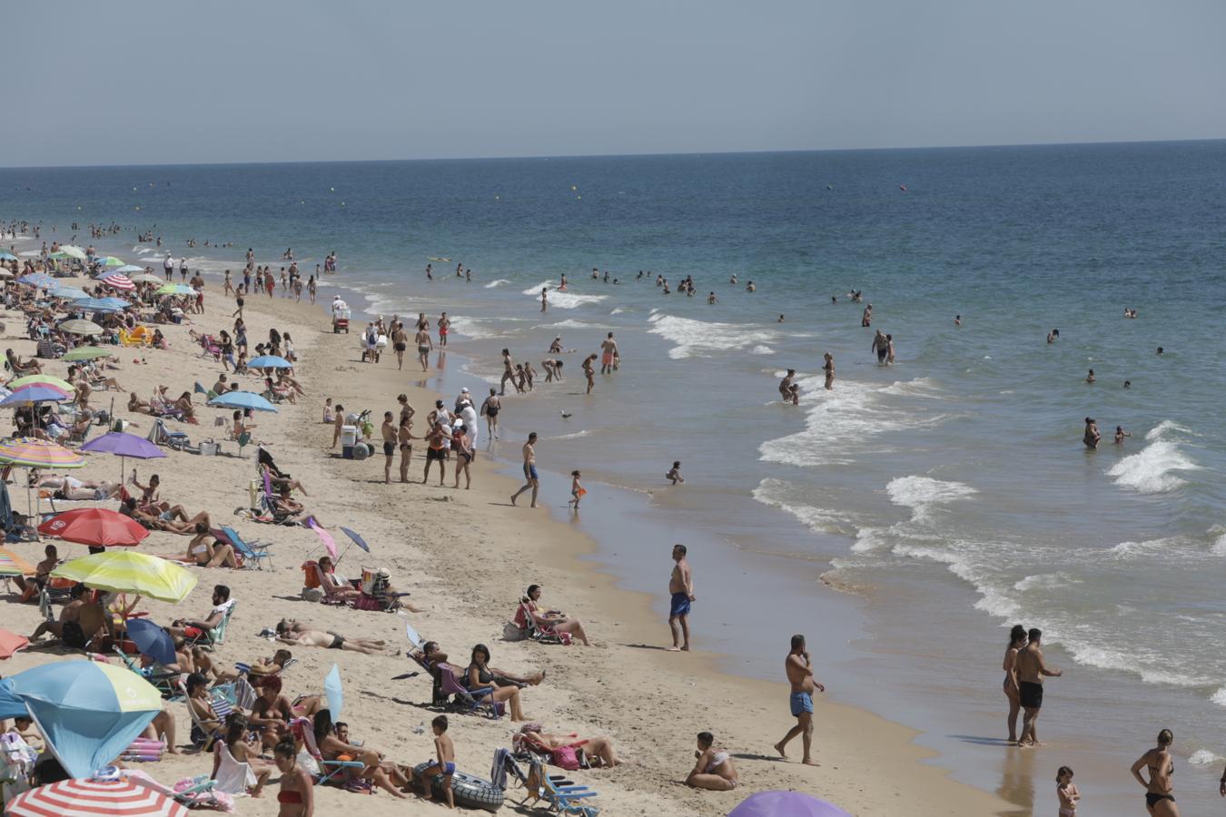 FOTOS: Cádiz se despide del Estado de Alarma disfrutando de sus playas