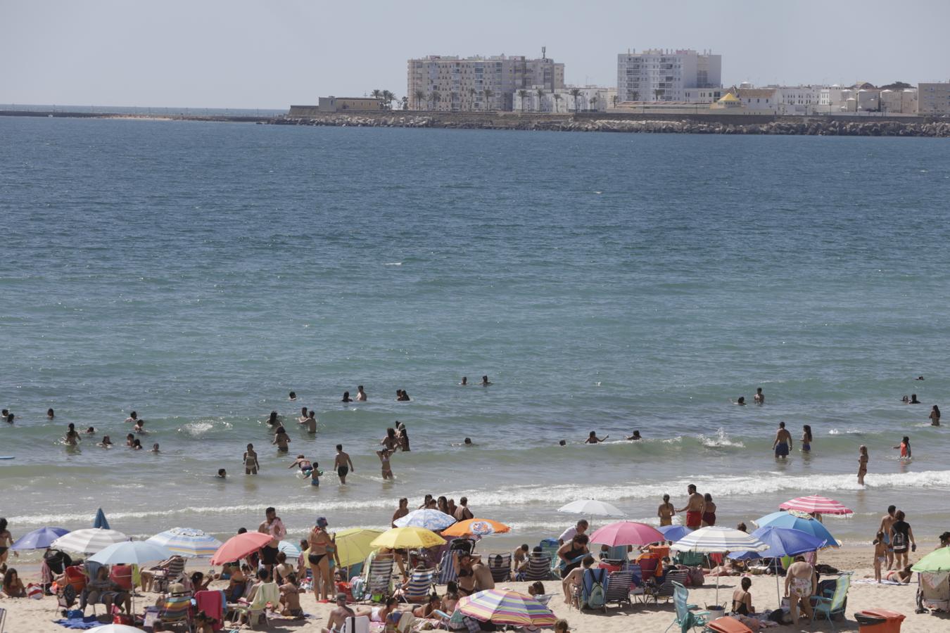 FOTOS: Cádiz se despide del Estado de Alarma disfrutando de sus playas