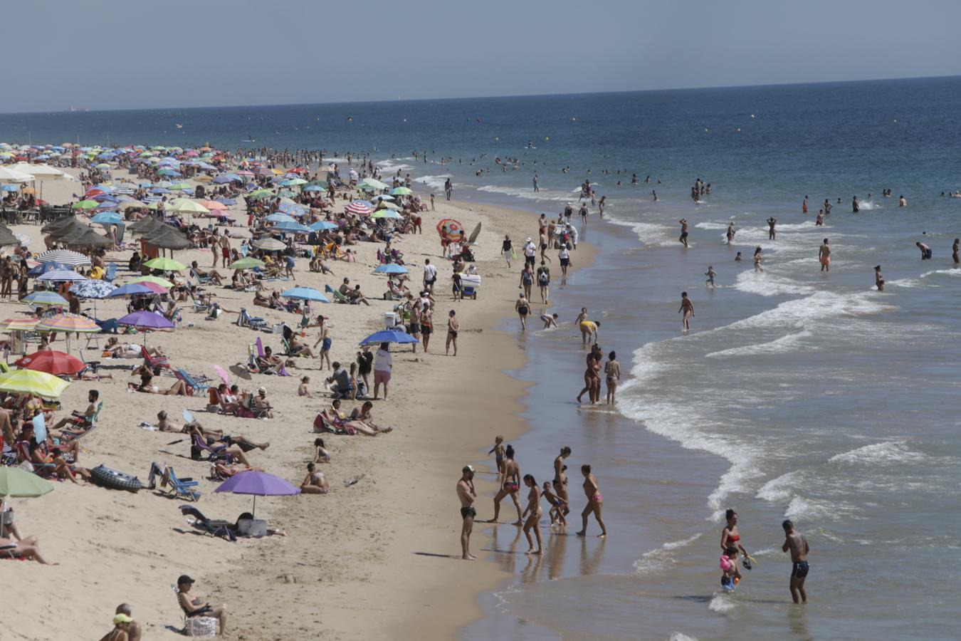 FOTOS: Cádiz se despide del Estado de Alarma disfrutando de sus playas