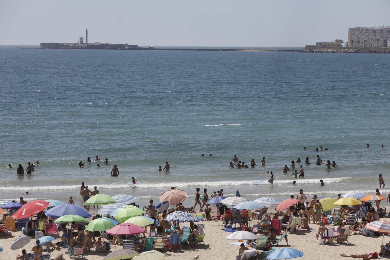 FOTOS: Cádiz se despide del Estado de Alarma disfrutando de sus playas