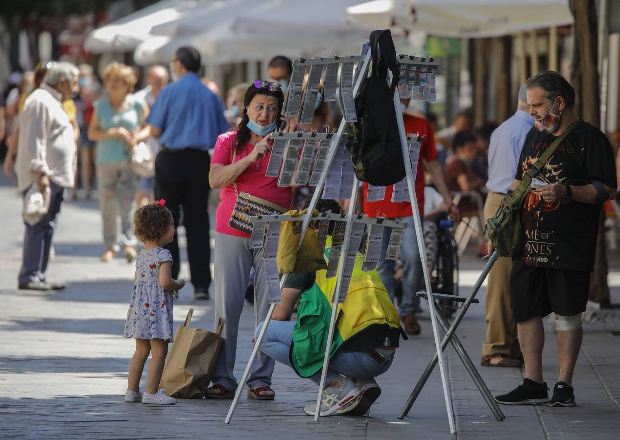 En imágenes, el calor marca la llegada de la «nueva normalidad» en Sevilla