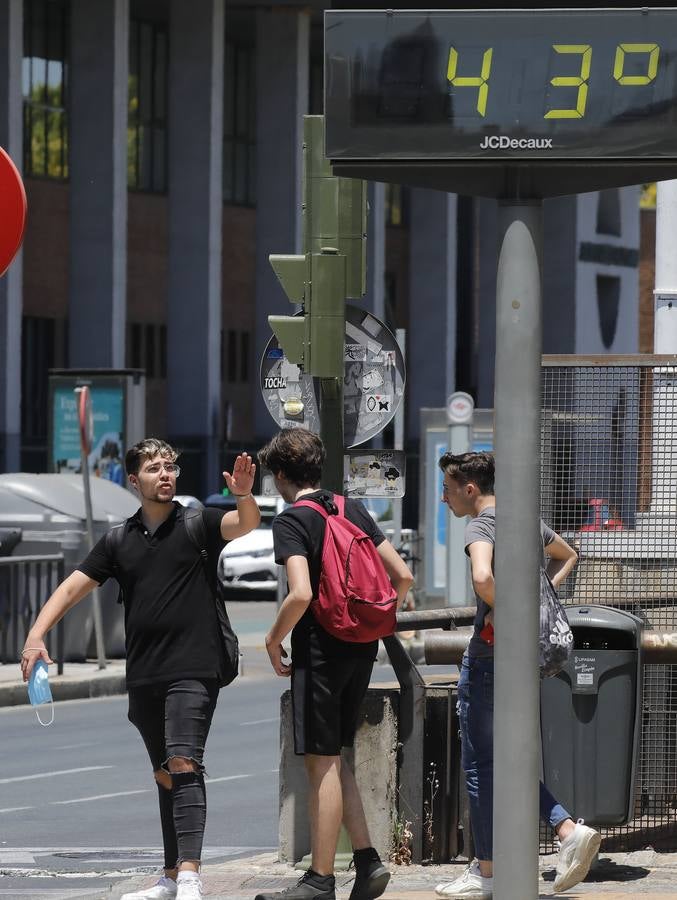 En imágenes, el calor marca la llegada de la «nueva normalidad» en Sevilla