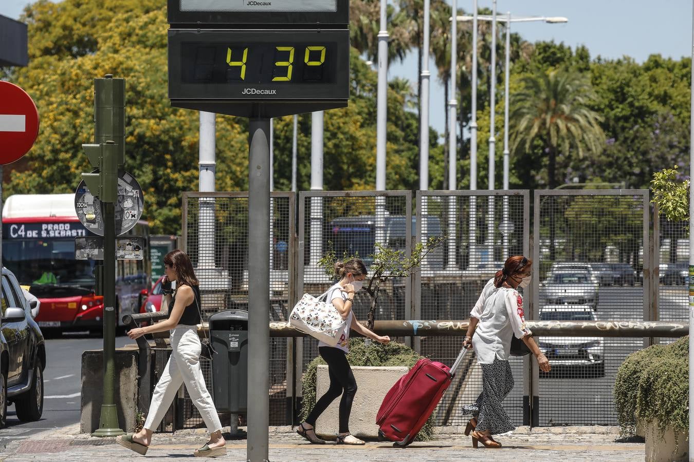 En imágenes, el calor marca la llegada de la «nueva normalidad» en Sevilla