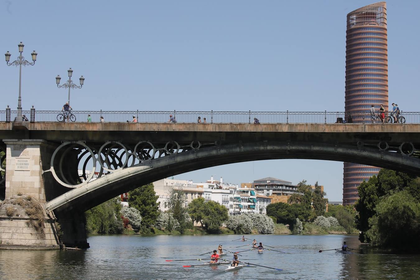 En imágenes, el calor marca la llegada de la «nueva normalidad» en Sevilla