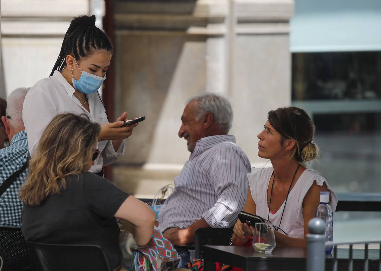 En imágenes, el calor marca la llegada de la «nueva normalidad» en Sevilla