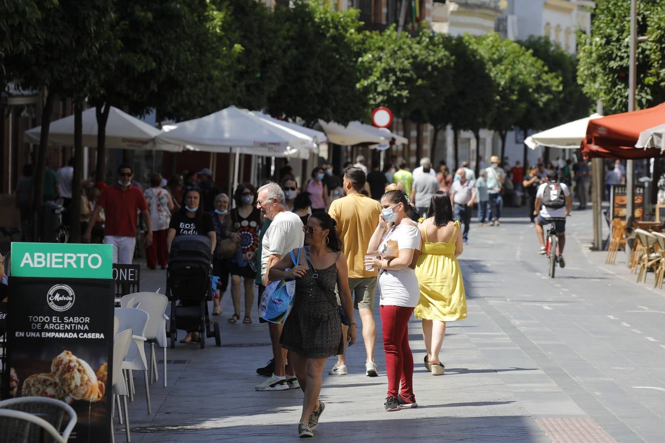 En imágenes, el calor marca la llegada de la «nueva normalidad» en Sevilla