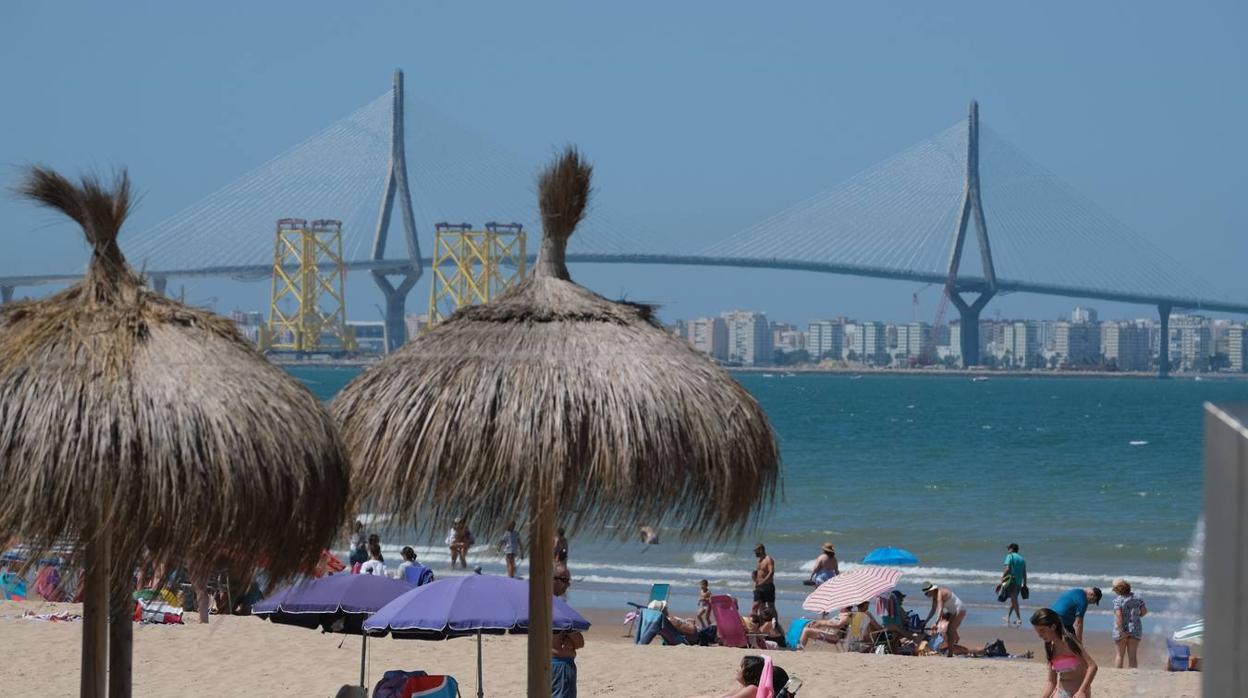 En imágenes, la playa de Valdelagrana el primer día de «nueva normalidad»