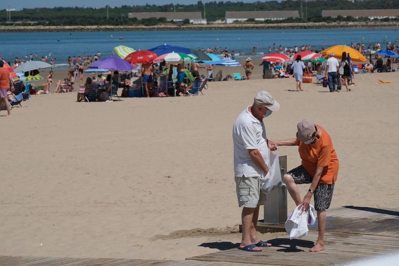 En imágenes, la playa de Valdelagrana el primer día de «nueva normalidad»