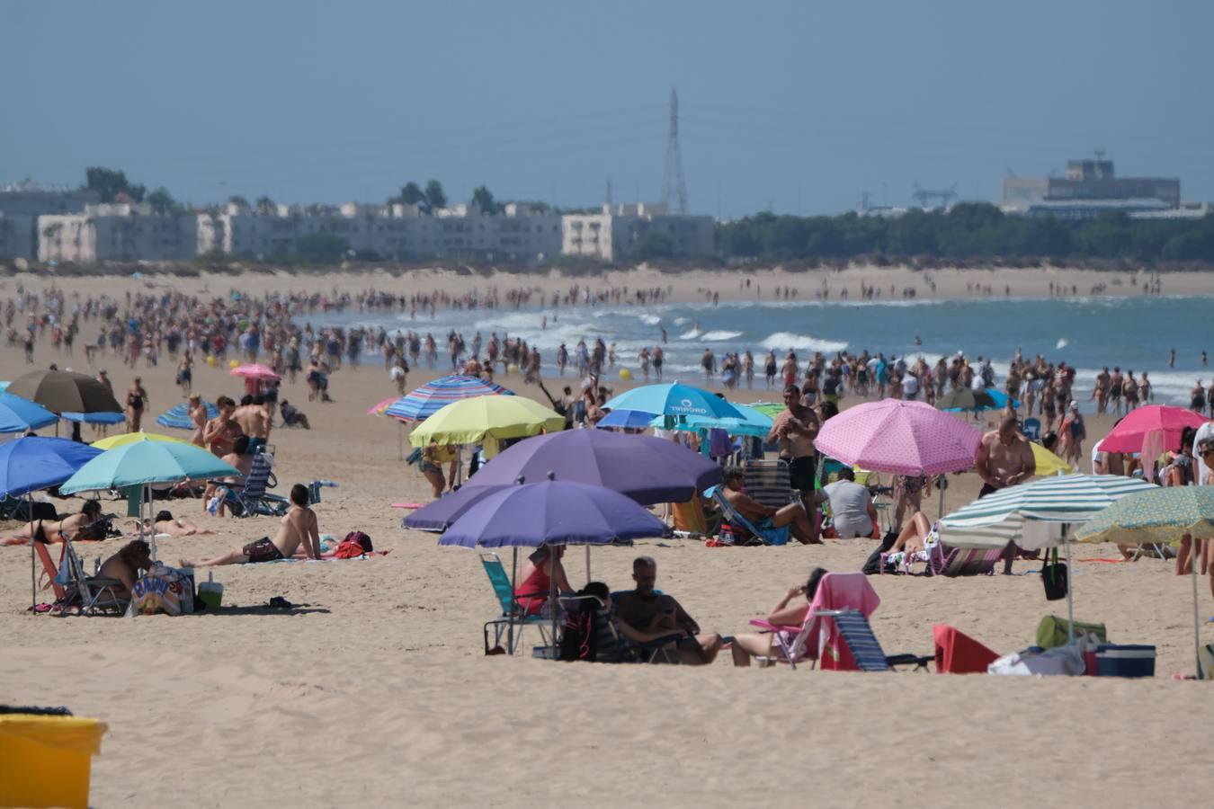 En imágenes, la playa de Valdelagrana el primer día de «nueva normalidad»