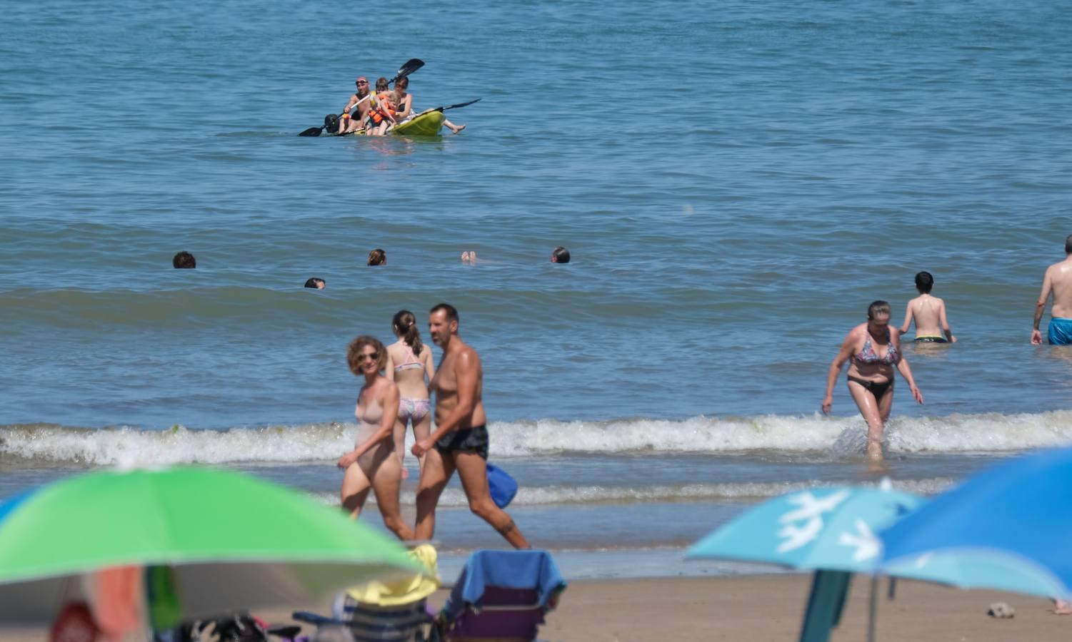 En imágenes, la playa de Valdelagrana el primer día de «nueva normalidad»