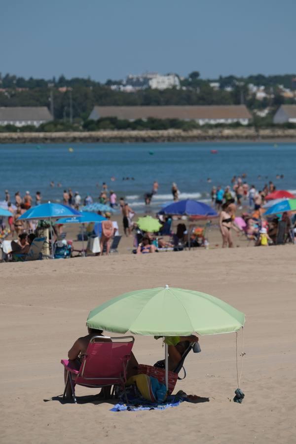 En imágenes, la playa de Valdelagrana el primer día de «nueva normalidad»