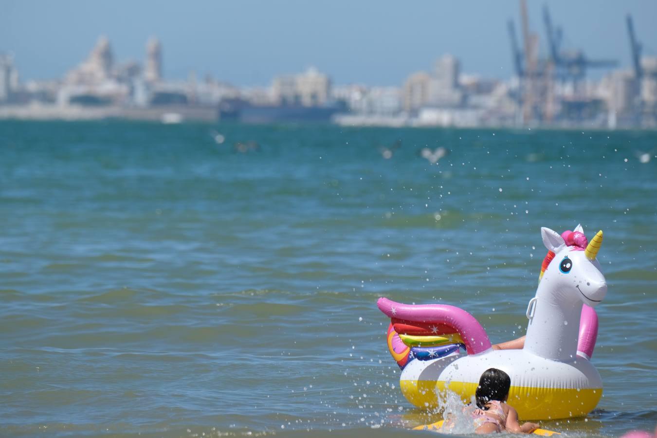 En imágenes, la playa de Valdelagrana el primer día de «nueva normalidad»